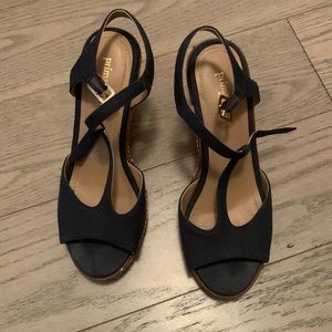 Navy blue wedged size 8 sandal.